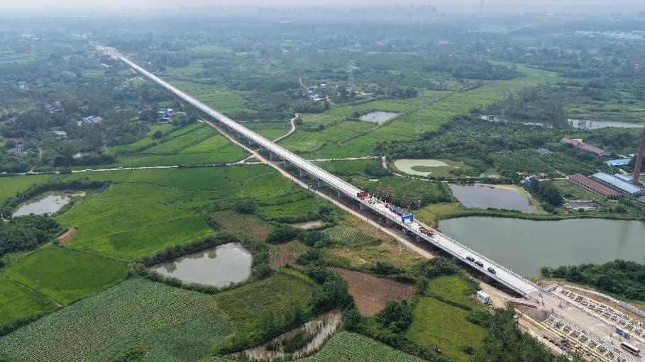 El tramo de Anhui del ferrocarril de alta velocidad Hefei-Wuhan instala su primer poste de catenaria